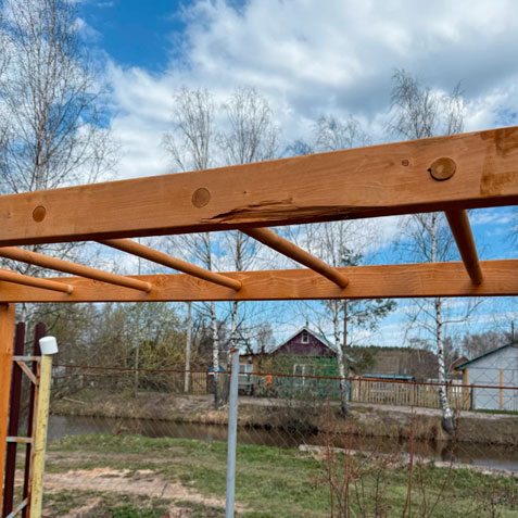 Пример дешевого игрового городка с маркетплейса с лопнувшим деревянным брусом и опасным крепежом